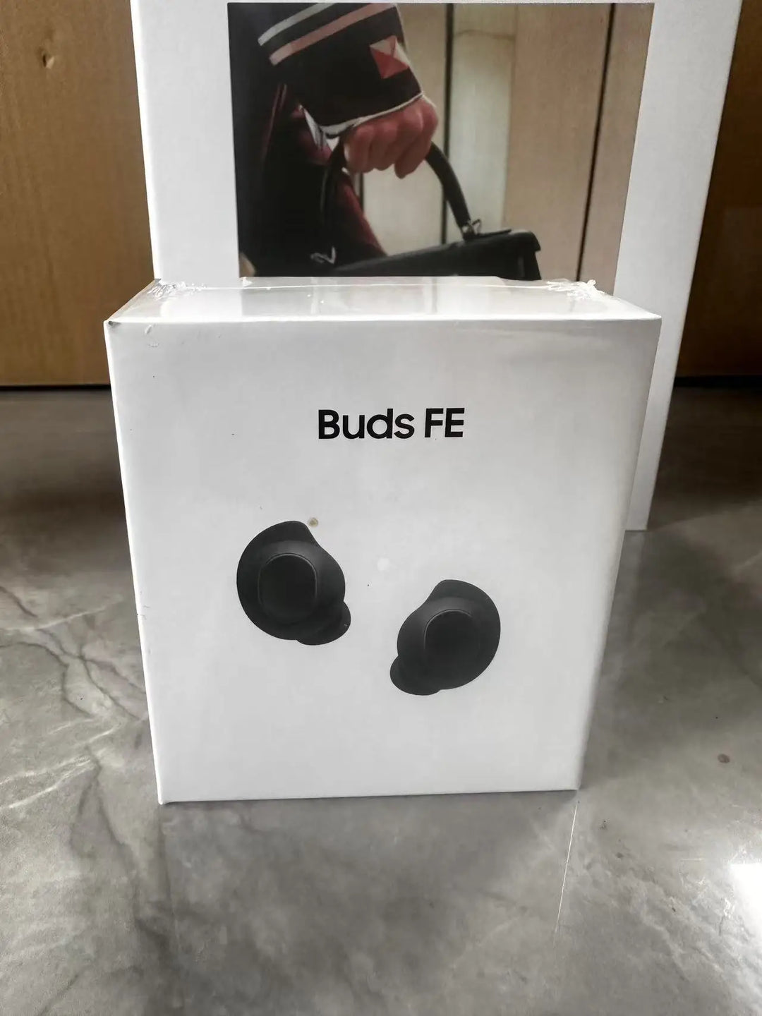 Seamless Auto-Connection R400 Wireless Earbuds with Hall Switch Tech